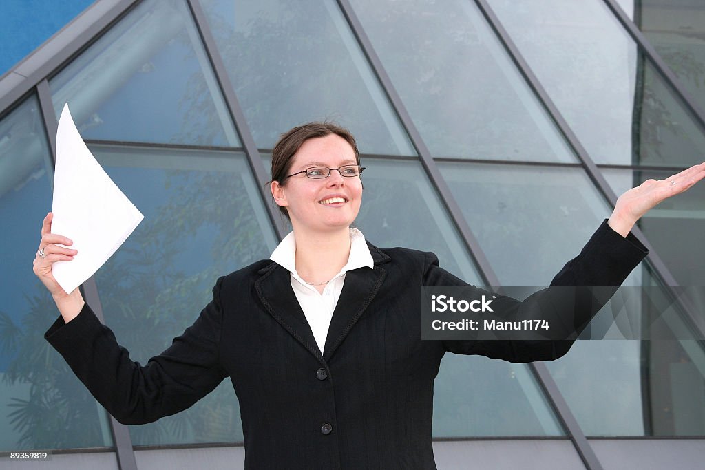 Feliz Mulher de negócios com o contrato em sua mão - Foto de stock de Adulto royalty-free