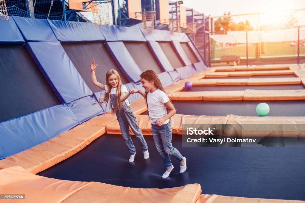 Niños divirtiéndose. - Foto de stock de Trampolín - Artículos deportivos libre de derechos