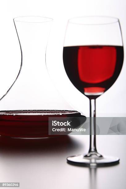 Rotwein Glas Mit Karaffe Stockfoto und mehr Bilder von Alkoholisches Getränk - Alkoholisches Getränk, Dekantiergefäß, Farbbild