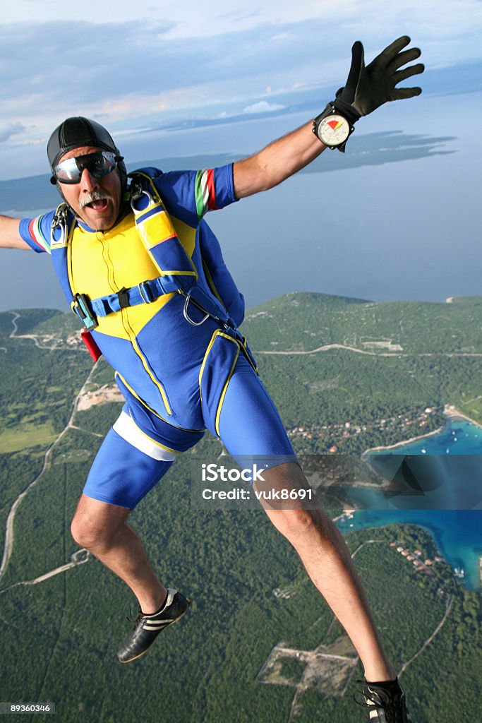 Vecchio skydiver in azione - Foto stock royalty-free di A mezz'aria