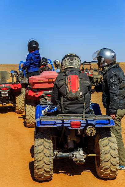 coureurs se prépare pour le vélo de randonnée dans le désert marocain - ramble photos et images de collection