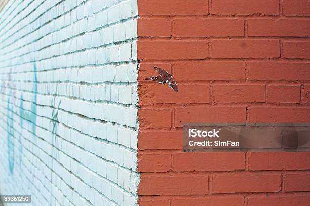 Zbliżenie Widok Rogu I Malowane Ściany Z Graffiti - zdjęcia stockowe i więcej obrazów Mur - Mur, Róg, Efekt faktury