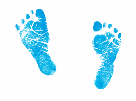 Sello de niño recién nacido en huellas impresión de tinta azul photo
