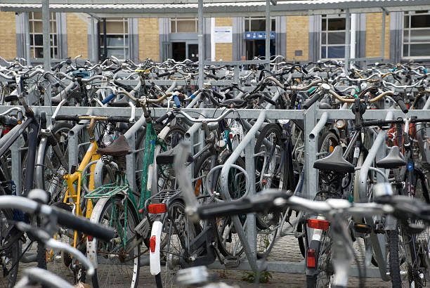 列のマシン - bicycle rack bicycle parking community ストックフォトと画像