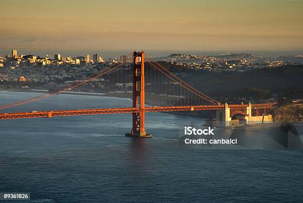 Photo libre de droit de Le Golden Gate Bridge En Fin Daprèsmidi banque d'images et plus d'images libres de droit de Bâtiment vu de l'extérieur - Bâtiment vu de l'extérieur, Coucher de soleil, Golden Gate Bridge