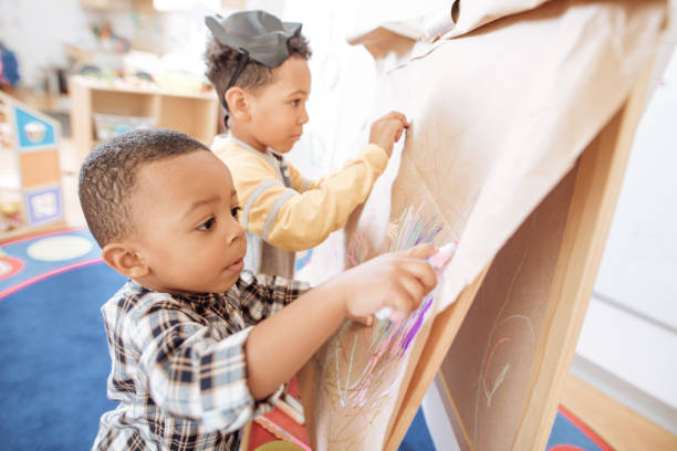 deux enfants occupés - little boys preschooler child learning photos et images de collection