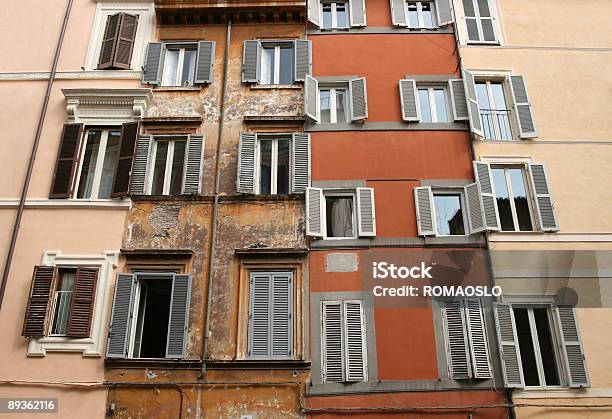 Ventana Caos En Roma Foto de stock y más banco de imágenes de Aire libre - Aire libre, Arquitectura exterior, Barrio antiguo