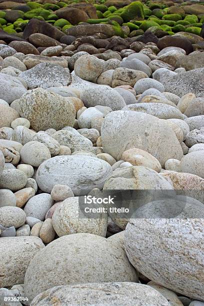 Piedras Con Moss Foto de stock y más banco de imágenes de Abstracto - Abstracto, Aire libre, Color - Tipo de imagen