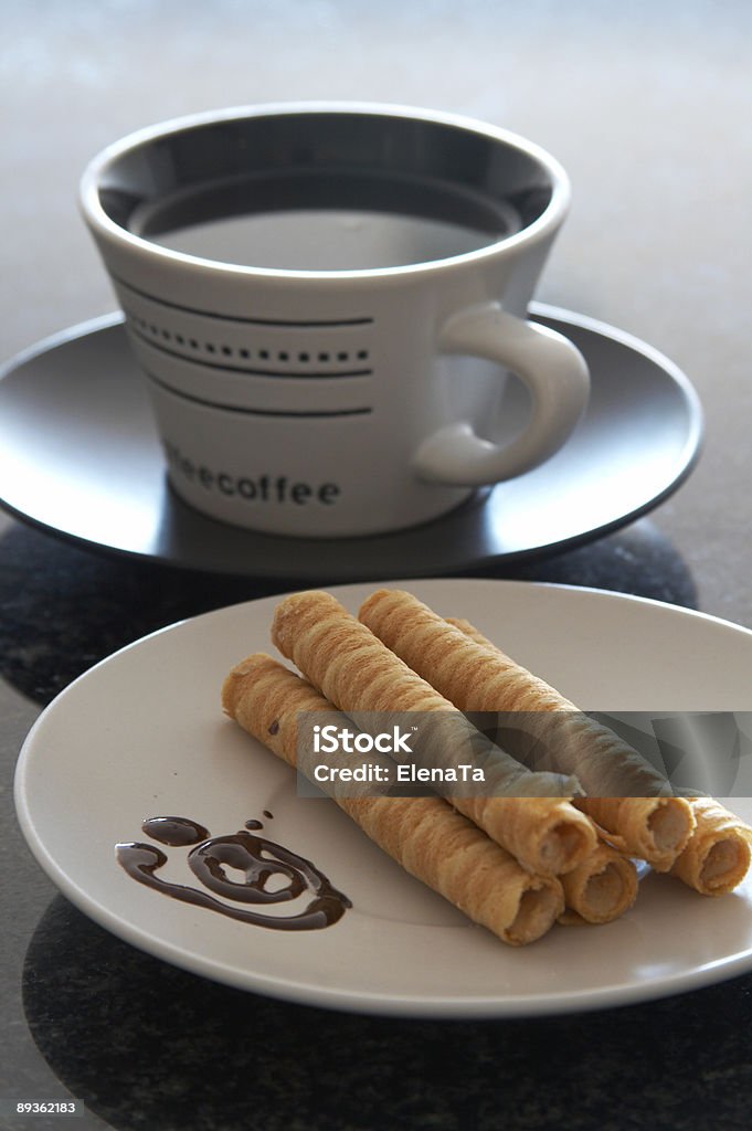 Чашка кофе и печеньем на тарелке - Стоковые фото Без людей роялти-фри
