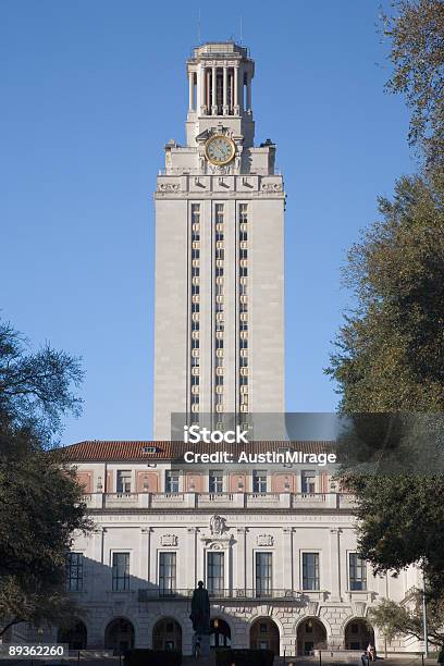 Die University Of Texas Towerentfernt Porträt Stockfoto und mehr Bilder von University Of Texas in Austin - University Of Texas in Austin, Austin - Texas, Turmuhr