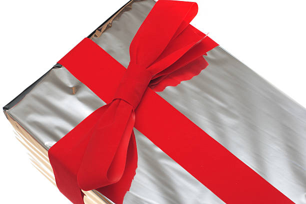 оформлены как подарок в серебряный бумага с красный бархатный бант - bow christmas red velvet стоковые фото и изображения