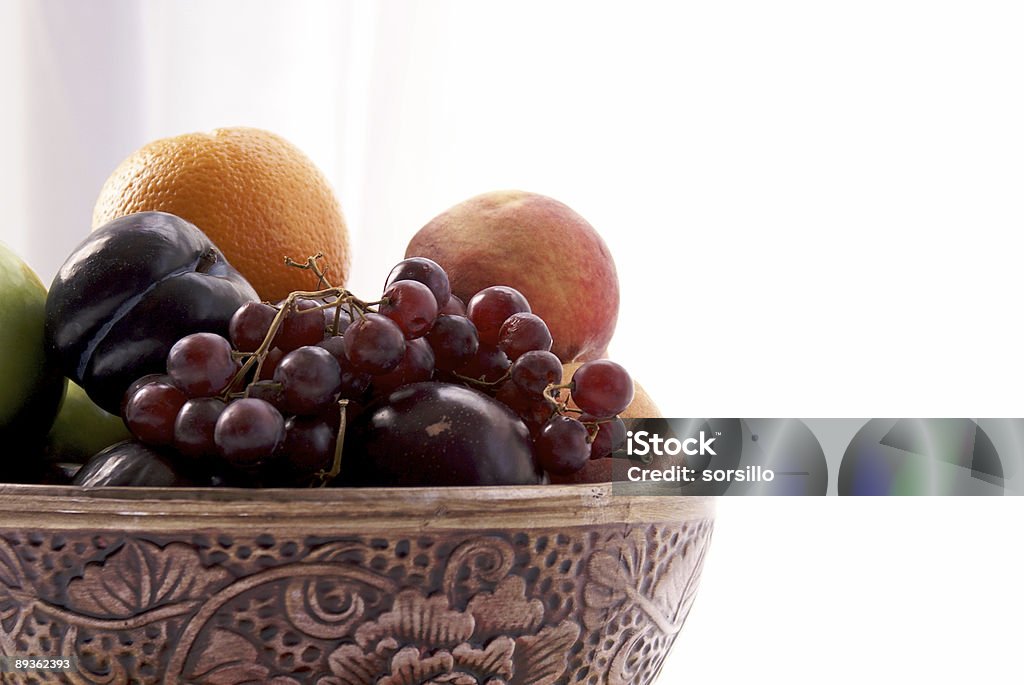 leftside corbeille de fruits - Photo de Bleu libre de droits