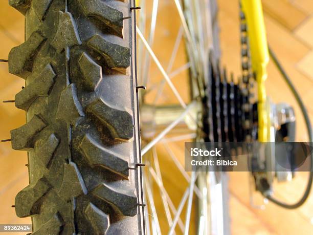접사를 Of 자전거 타이어 기계 부분에 대한 스톡 사진 및 기타 이미지 - 기계 부분, 노랑, 두발자전거