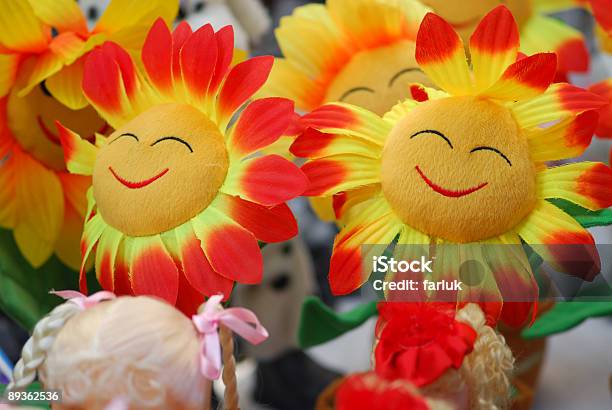 Sorridente Sunflowers - Fotografias de stock e mais imagens de Alegria - Alegria, Amarelo, Brinquedo