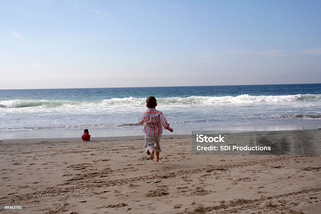 Correndo na praia - Foto de stock de Alegria royalty-free