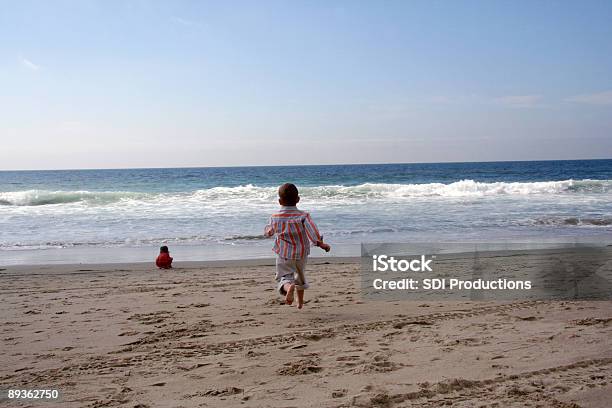 Foto de Correndo Na Praia e mais fotos de stock de Alegria - Alegria, Amizade, Areia