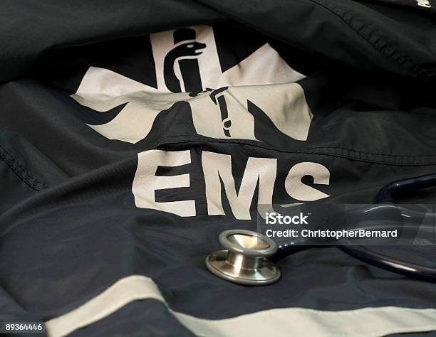 Cappotto Ems - Fotografie stock e altre immagini di Fotografia da studio - Fotografia da studio, Occupazione nei servizi di salvataggio, Apparecchiatura medica