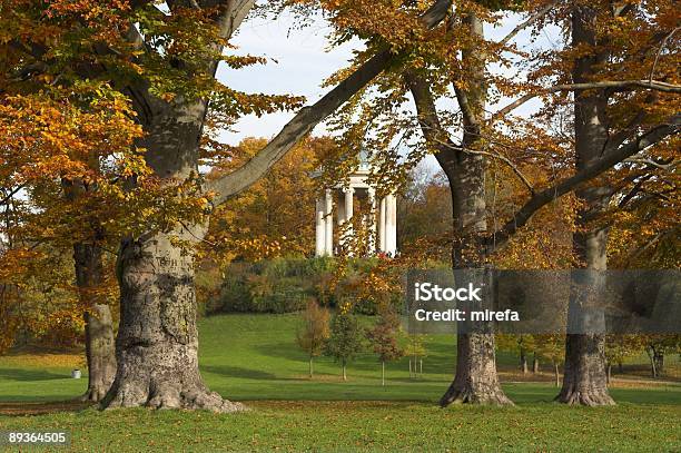 Foto de Rotunda Do Parque e mais fotos de stock de Assustador - Assustador, Caindo, Casa de Jardim ou Parque