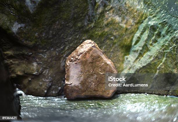 Zahl 3 Pentagonalbezogene Rock In Frozen Creek Stockfoto und mehr Bilder von Abstrakt - Abstrakt, Alge, Bach