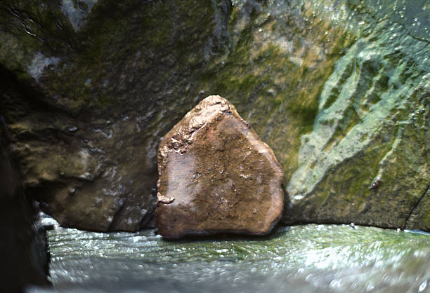 Número 3 Pentagonal de gelo coberta no Frozen Rock Creek - foto de acervo