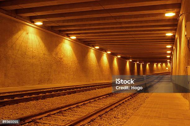 Tunnel Stockfoto und mehr Bilder von Bahngleis - Bahngleis, Beleuchtet, Braun