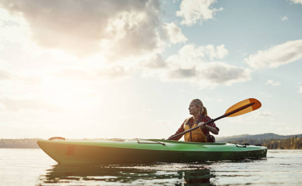 조금 운동 참여와 야외 활동 - women kayaking life jacket kayak 뉴스 사진 이미지