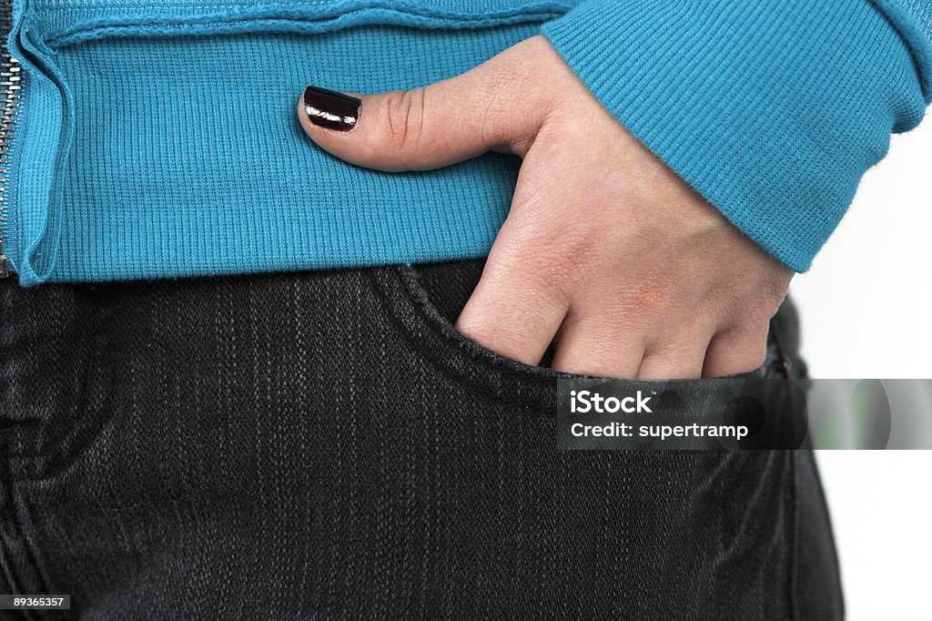 jean filles la main dans la poche - Photo de Adolescent libre de droits