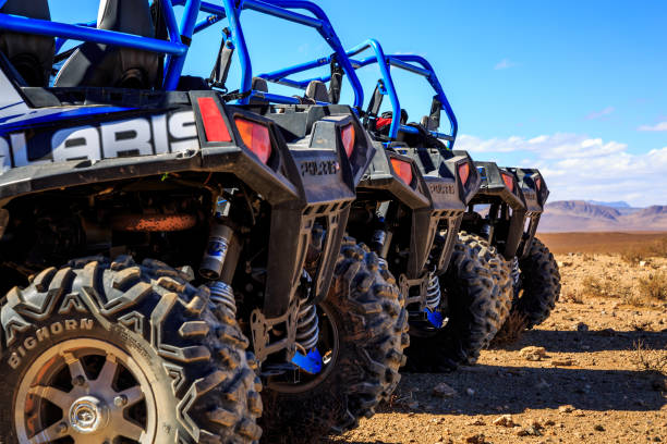 bleu polaris rzr 800 alignés et stationnés avec aucun pilote dans le désert du maroc près de merzouga. - off road vehicle quadbike desert dirt road photos et images de collection