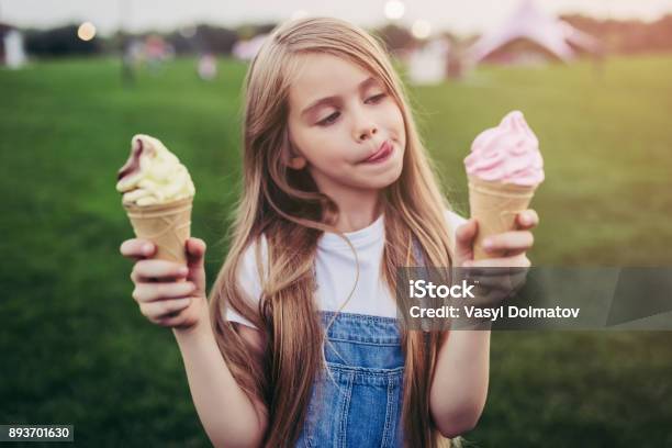 Photo libre de droit de Enfants Samusant banque d'images et plus d'images libres de droit de Crème glacée - Crème glacée, Enfant, Manger
