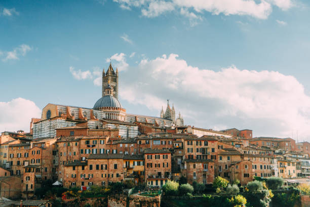 vista panorâmica de siena do ponto de vista - tuscany italy italian culture autumn - fotografias e filmes do acervo