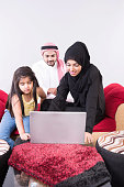 arabische-muslimische-mutter-ihr-kind-bei-den-hausaufgaben-zu-helfen.jpg?b=1&s=170x170&k=20&c=FfEFmR9VBDjrxphSzaUuCahhOciIcyQra-njojrQxfs=