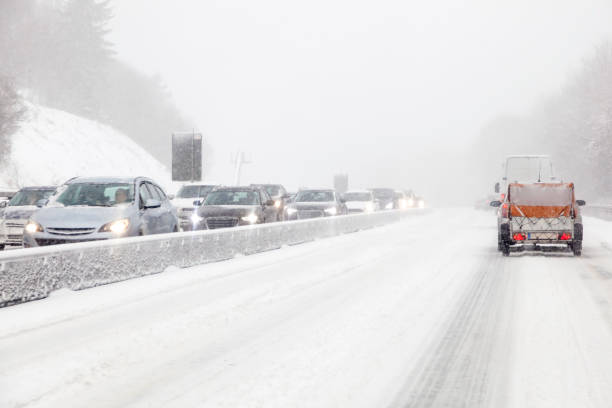 движение по заснеженному шоссе - autobahn стоковые фото и изображения