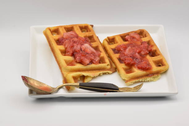白いプレートにワッフル - waffle breakfast dessert isolated ストックフォトと画像