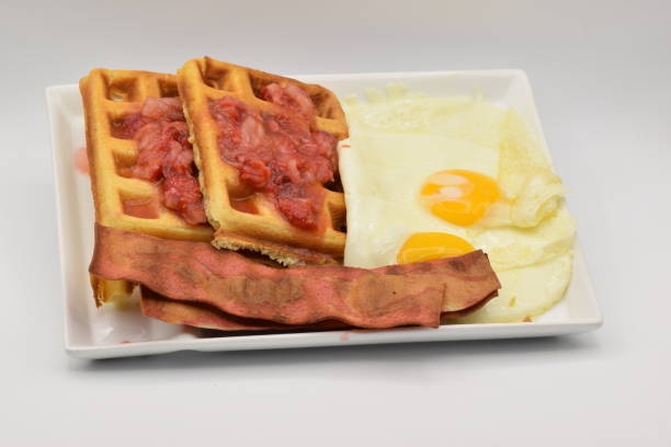 白いプレートにワッフル - waffle breakfast dessert isolated ストックフォトと画像