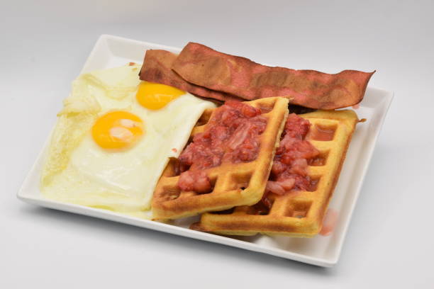 白いプレートにワッフル - waffle breakfast dessert isolated ストックフォトと画像