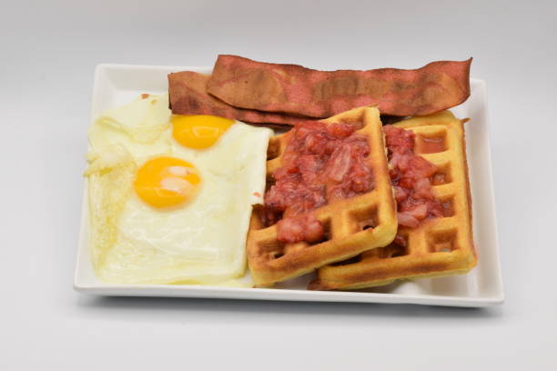白いプレートにワッフル - waffle breakfast dessert isolated ストックフォトと画像