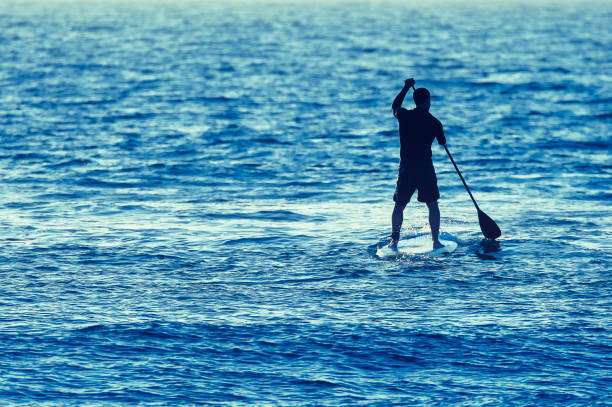 homem em stand up paddle board - wave salt surf sea - fotografias e filmes do acervo