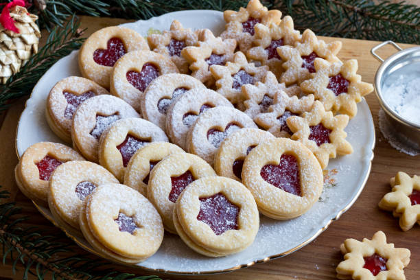 traditionellen linzer weihnachtsplätzchen mit erdbeermarmelade gefüllt und mit zucker bestäubt - cookie heart shape shortbread christmas stock-fotos und bilder