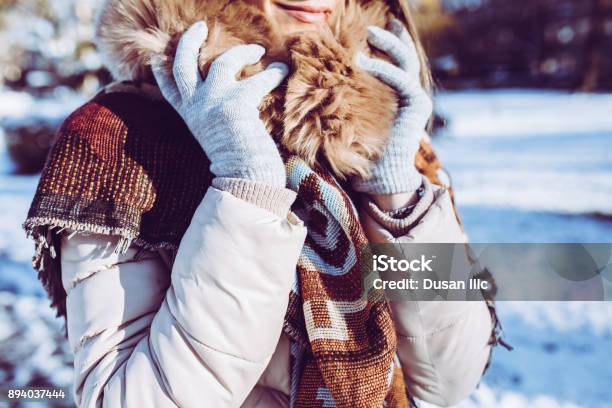 Warme Kleidung Für Den Winter Stockfoto und mehr Bilder von Altertümlich - Altertümlich, Attraktive Frau, Blau
