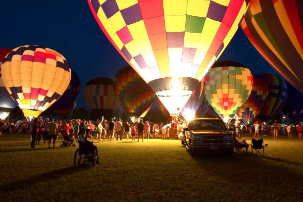 balloon festival  - balloon moving up child flying - fotografias e filmes do acervo