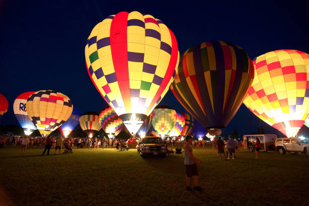 balloon festival  - balloon moving up child flying - fotografias e filmes do acervo