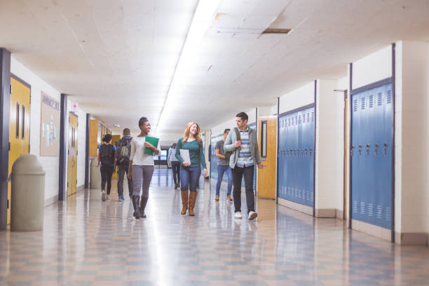 high school couloir - couloir photos et images de collection