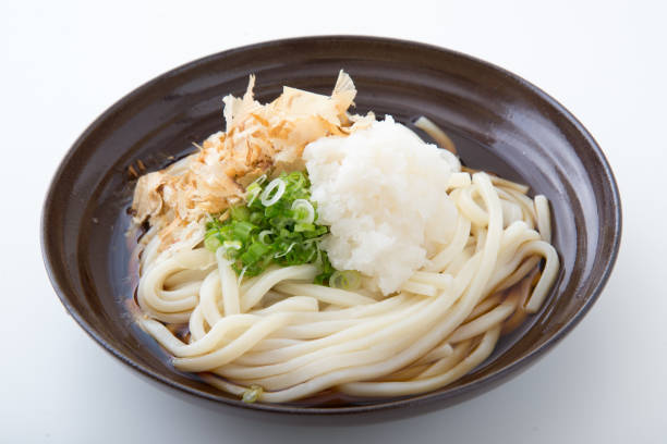 makaron udon z rozdrobnionym daikon - flaked tuna zdjęcia i obrazy z banku zdjęć