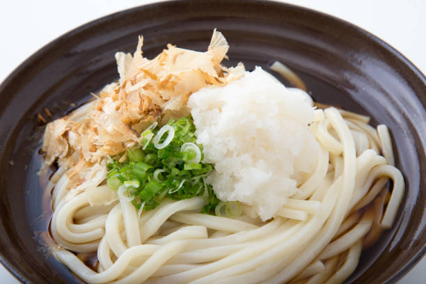 makaron udon z rozdrobnionym daikon - flaked tuna zdjęcia i obrazy z banku zdjęć