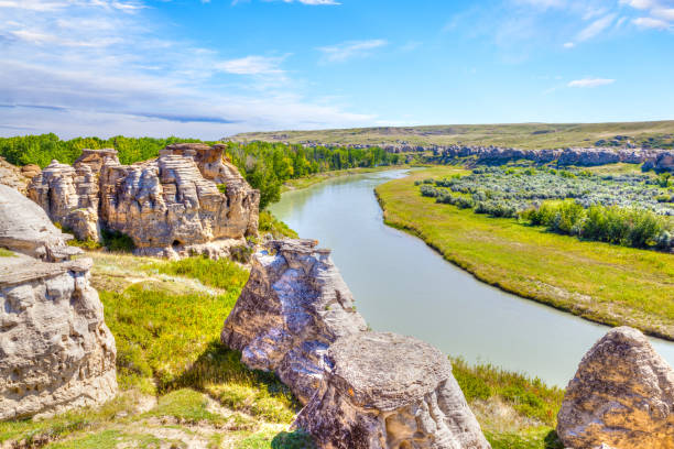 hoodoo badlands в дать-на-камень провинциальный парк в канаде - milk стоковые фото и изображения