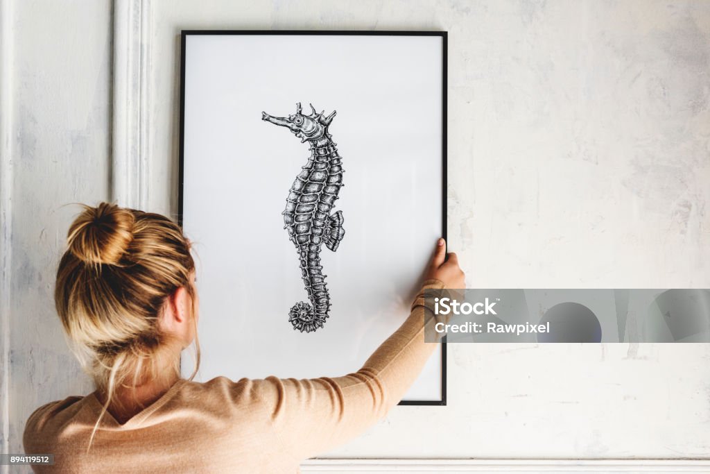 Photo de main hippocampe dessin est accroché au mur - Photo de Art pictural libre de droits