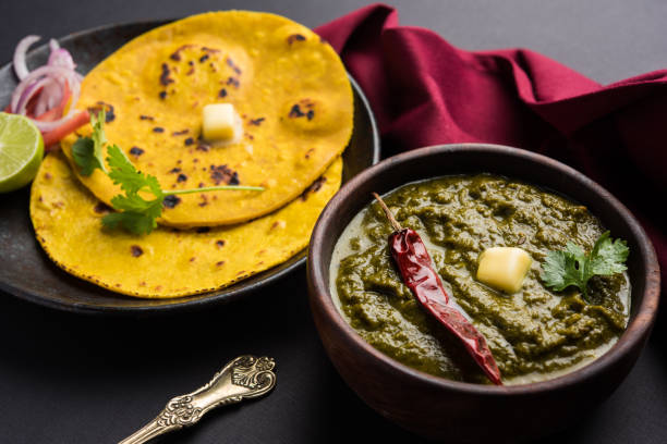 sarson ka saag makki ki roti popular norte indio principal menú suele preparada en temporada de invierno - punjab fotografías e imágenes de stock