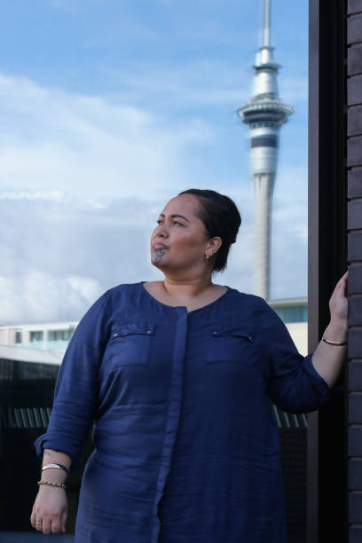 Mulher de negócios Maori com fundo de cidade - foto de acervo