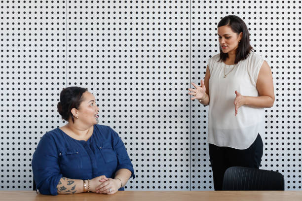 Reunião de negócios entre duas mulheres de negócios maori - foto de acervo