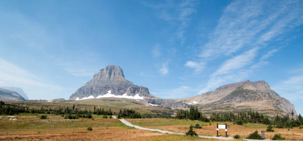 clements górzystym nad szlakiem turystycznym hidden lake na przejściu logan pod chmurami cirrus podczas pożarów upadku w 2017 roku w parku narodowym glacier w montanie w stanach zjednoczonych - lake us glacier national park cloudscape cloud zdjęcia i obrazy z banku zdjęć